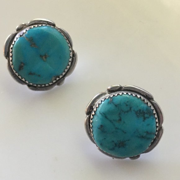 New Vintage ALVINA QUAM ZUNI TURQUOISE STERLING SILVER POST EARRINGS - Picture 1 of 3